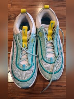 Nike Mens Size 10.5 COSMIC UNITY 3 Jade Ice/White